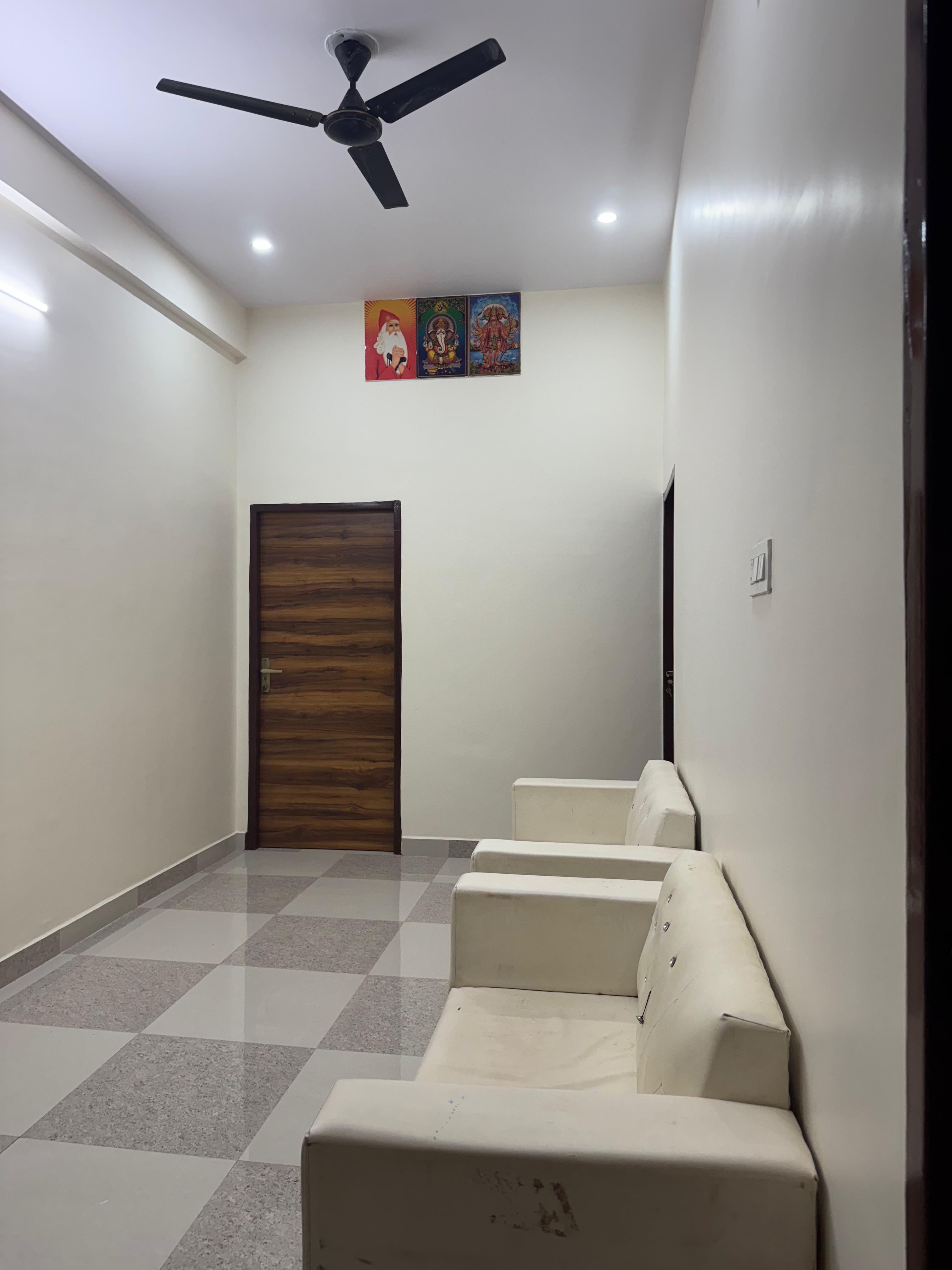 Hotel S.S. Inn - Elegant lobby with comfortable seating